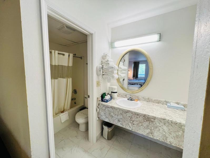 Celebrity Inn Бренсон Екстер'єр фото