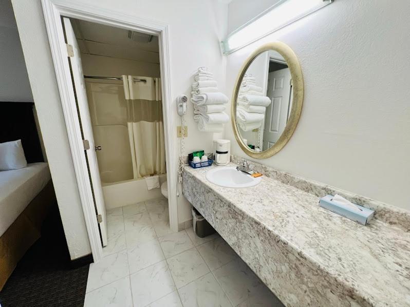 Celebrity Inn Бренсон Екстер'єр фото